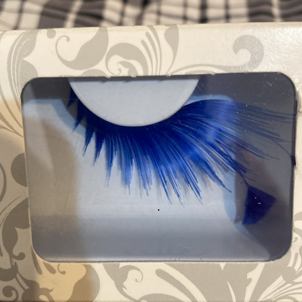 Lashes - Picture 3 of 3